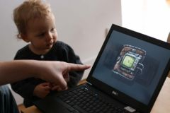 Papa lui apprend les choses essentielles...