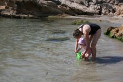 Mamie aide à aller chercher de l'eau