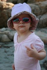 Bien protégée avec chapeau et lunettes !