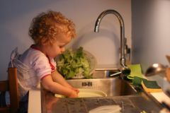 Louise lave la salade