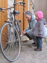Mamie prépare le vélo, mar. 2011 Mamie prépare le vélo