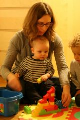 Intéressé par les jeux de sa soeur