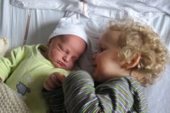 Louise découvre son petit frère !